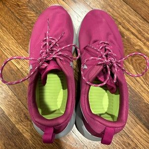 Nike roshe runs pink